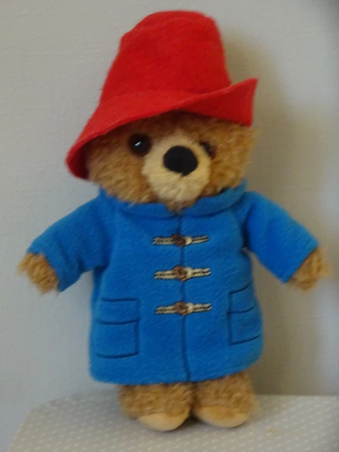 Peluche Ours Paddington Avec Son Manteau Bleu Et Son Chapeau Rouge