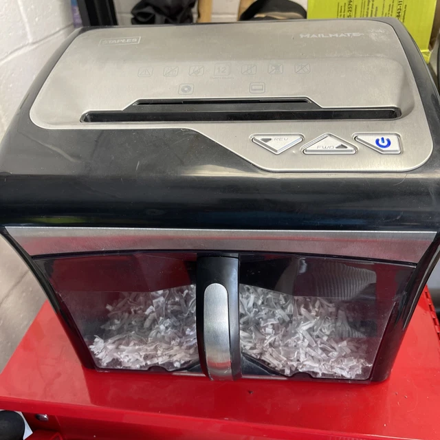 STAPLES MAILMATE SPLTXC12MA CrossCut Document Shredder w/ CatchBin