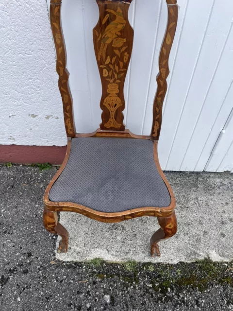 Schöner Stuhl Restaurierungsbedürftig
