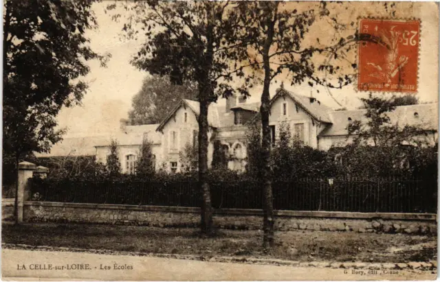 CPA La Celle-sur-LOIRE Les Écoles Nievre (100300)