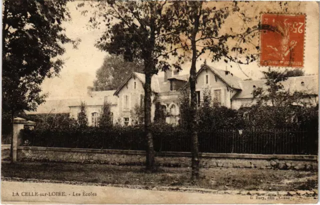 CPA La Celle-sur-LOIRE Les Écoles Nievre (100300)