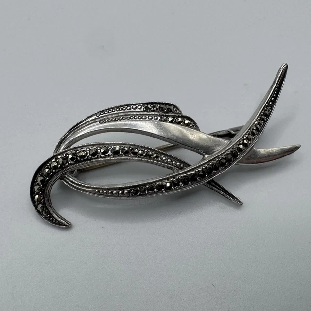 Belle Broche Ancienne En Argent Sertie D’hématite Et Marcassites – Style 1900, Origine France