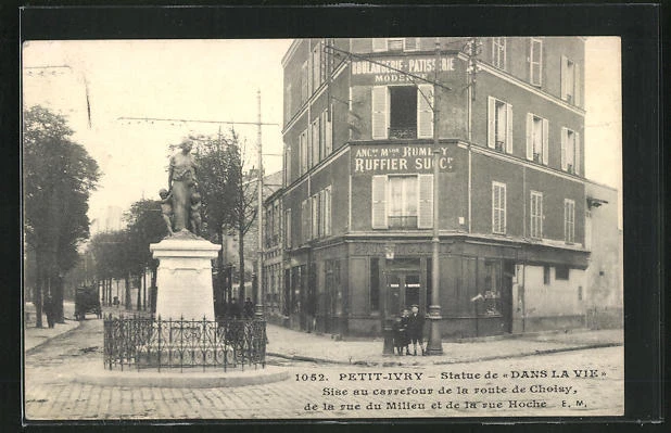CPA Petit-Ivry, Statue de Dans la Vie, Sise au carrefour de la route de Choisy