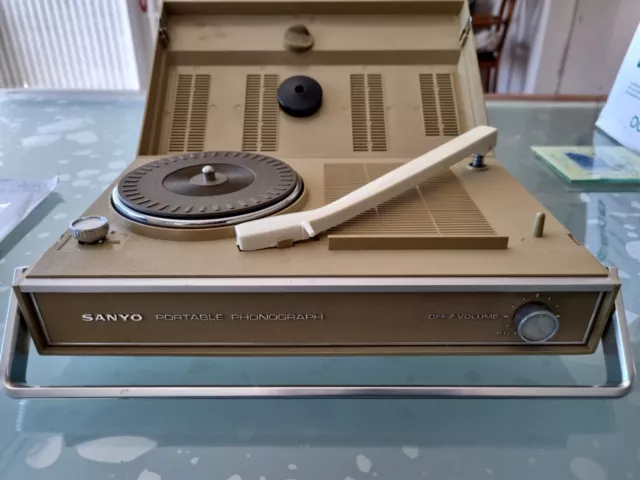 Tourne Disque Vintage SANYO