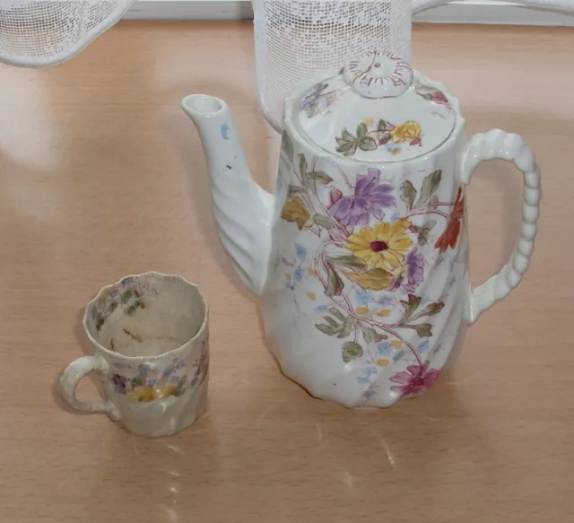 ALTE wunderschöne PORZELLAN KANNE und TASSE mit floralem Motiv bemalt, Decke ...