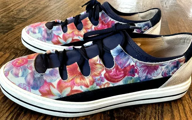 Vaneli Sport Floral Lace Up Lether/Fabric Sneakers Women's Us Size 11 M
