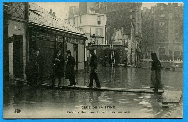 CPA: Paris - Crue de la Seine - Une passerelle improvisée, rue Gros
