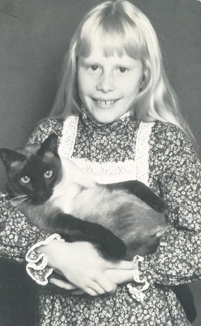 President Jimmy Carter's Daughter Amy Carter & Cat circa 1978 Postcard