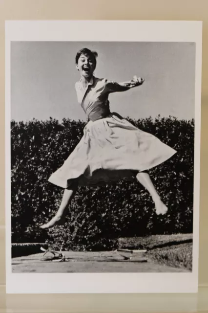 AUDREY HEPBURN,1955 by Philippe Halsman, Kunst - Postkarte