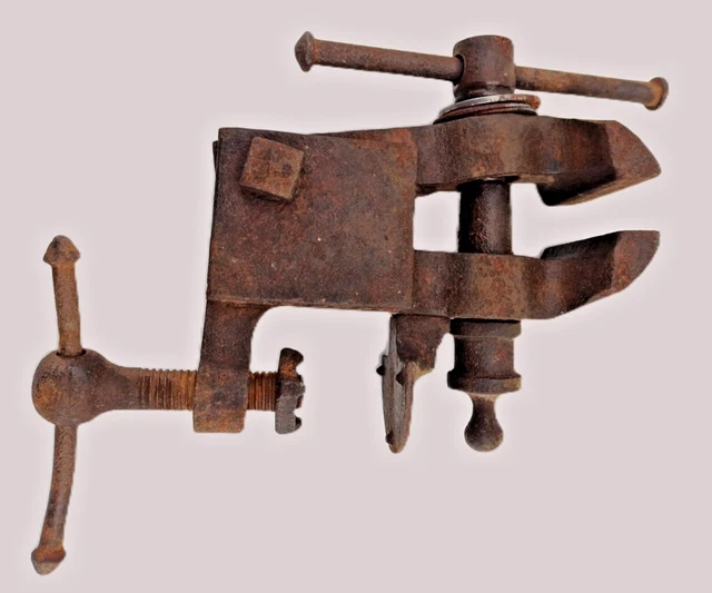 Ancien outil. Petit etau à fixer bijoutier horloger - Collection