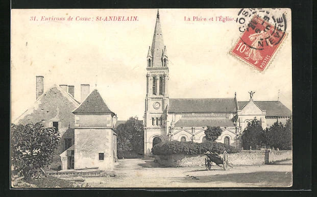 CPA St-Andelain, La Place et L´Eglise, vue partielle avec l'Église