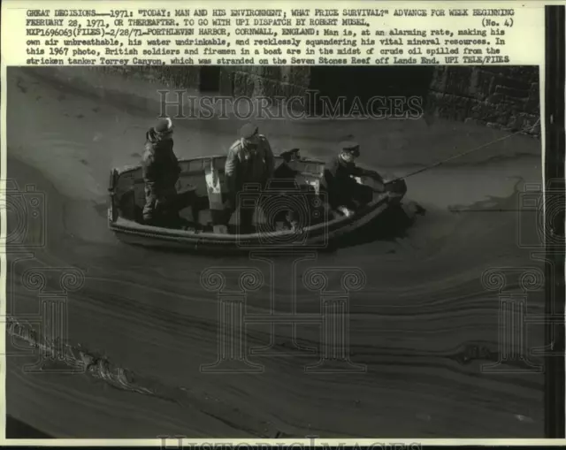 1967 Press Photo British Soldiers And Firemen In Oil Spill On Seven Stones Reef