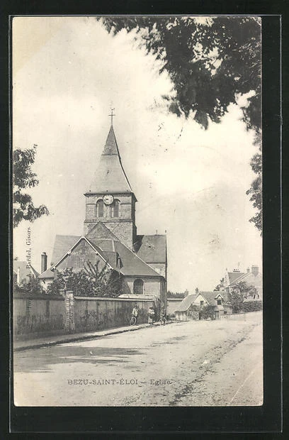 CPA Bezu-Saint-Eloi, Eglise, vue de la rue avec vue de l'Église 1904