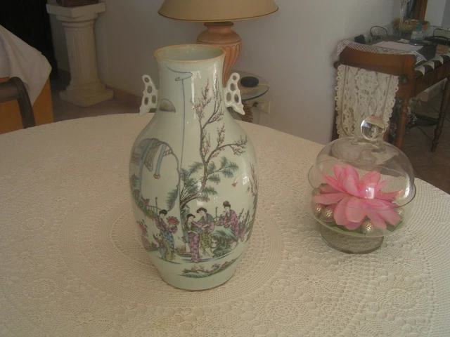 Grand plat chinois en porcelaine bleu et blanc au décor de d