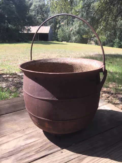 CAST IRON Gatemark 7 Tripod 3 Leg Cowboy KETTLE  POT CAULDRON VINTAGE Handle Old