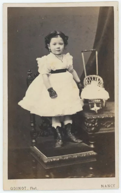 CDV circa 1865. Petite fille en robe avec sa poupée dans un landau. Doll.