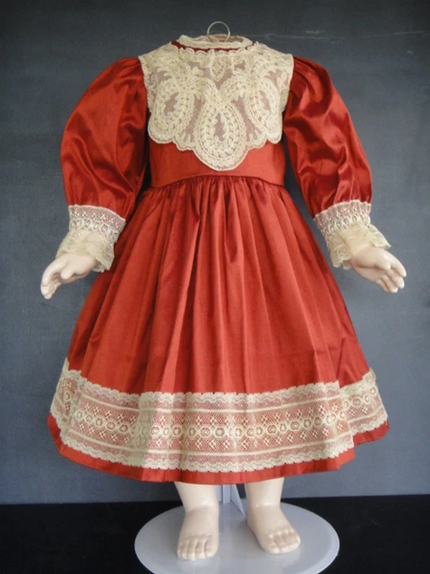 Robe De Poupée En Soie Bordeaux Et Dentelle - Taille 37-39 Cm - Fabrication Française (Georgette Bravot)