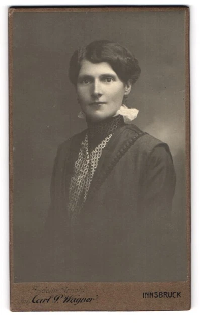 Fotografie Carl P. Wagner, Innsbruck, Müllerstr. 6, Junge Dame im modischen Kle
