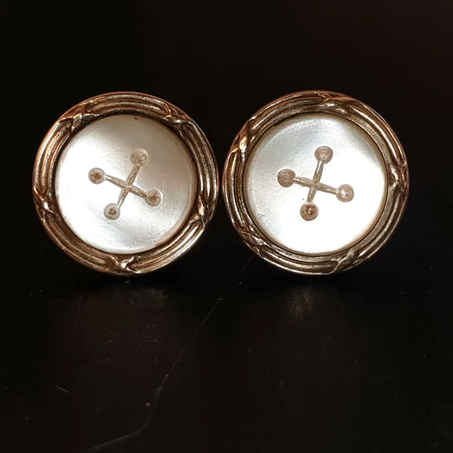 Bel ancien bouton de col ou manchette Nacre et laiton rubans Style Louis XVI