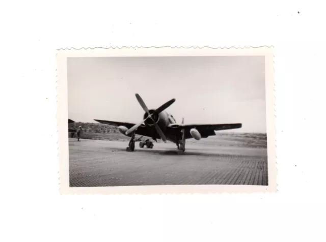 Photo militaria : avion Bearcat chargé au napalm ( indochine-Vietnam )