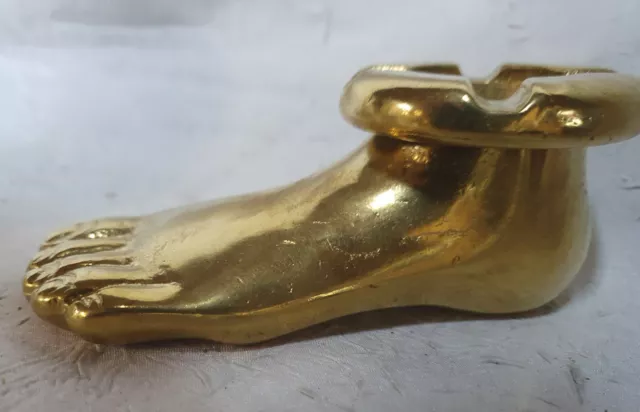 Cendrier en forme de pied en bronze