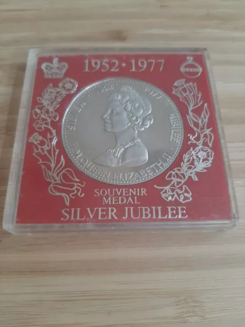 Queen Elizabeth II Silver Jubilee Crown Coin 1952 - 1977 Rare Collectors Coin 2