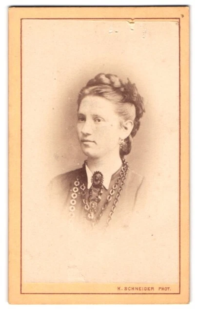 Fotografie Karl Schneider, Wien, Neubaugasse 23, Junge Dame mit Hochsteckfrisur