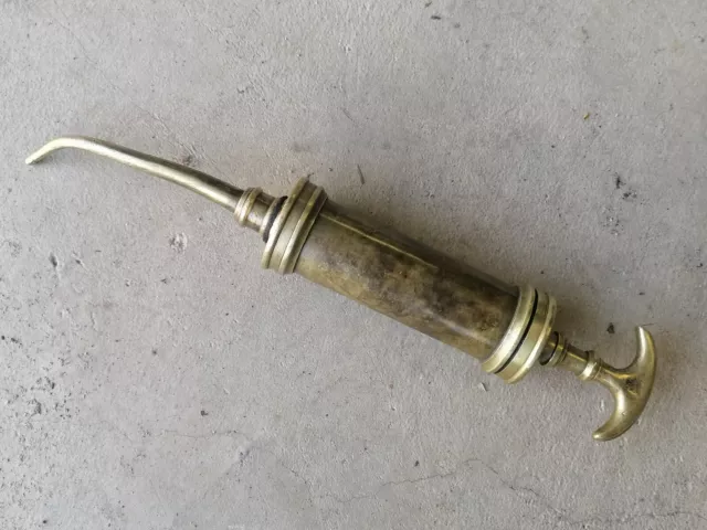 Ancienne pompe à graisse en laiton poussoir par vis carrée Burette déco garage. 