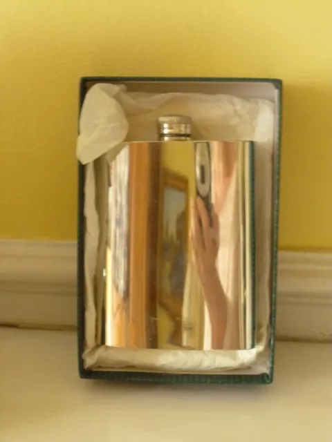 Flasque à alcool (Whisky) marquée étains du Manoir dans sa boite