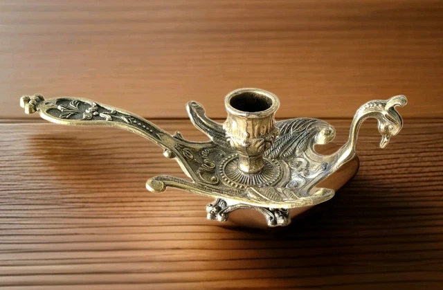 BEAU BOUGEOIR A MAIN TYPE RAT DE CAVE XIX EN BRONZE AUX ATTRIBUTS DE