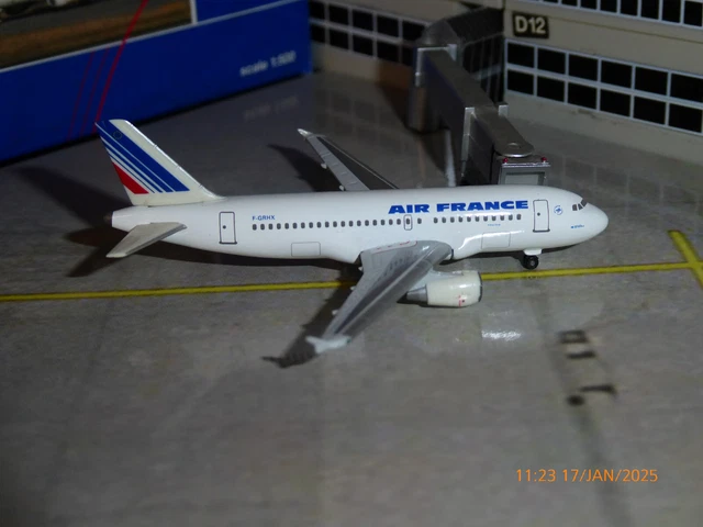 Herpa Wings 572644 DHC7 Air France Ville de Paris G-BRYA