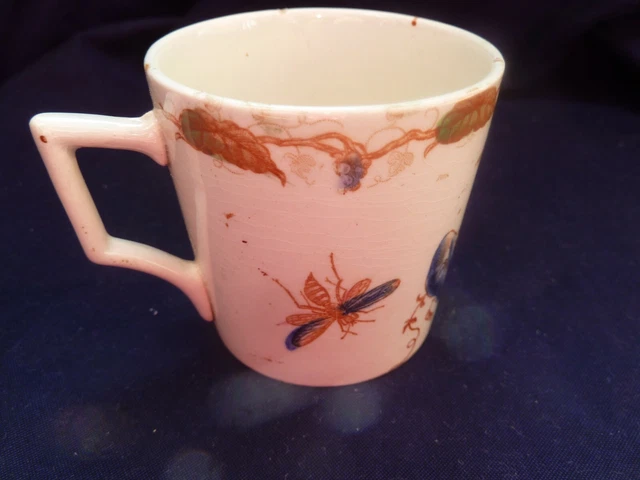 Tasse à café en faïence ancienne insecte liseron marque