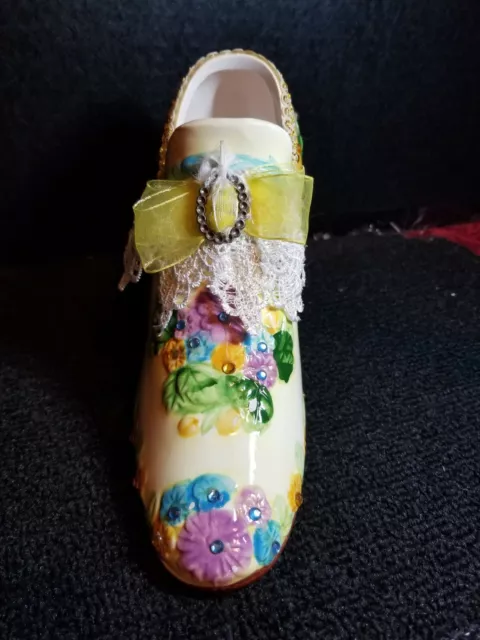 Pair of victorian porcelain collectible shoes, Vgc. 2