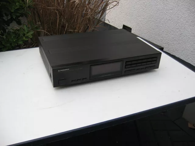 Pioneer Synthesized Fm/Am  Stereo Tuner Model F-656