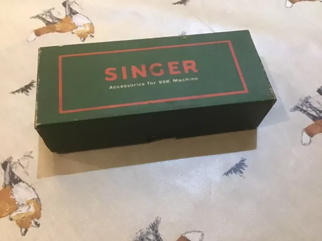 Eine Box Mit Vintage Singer Nähmaschinenaufsätzen