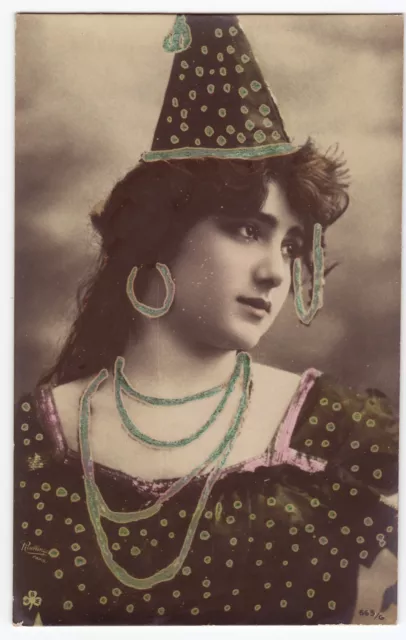 CPA - Charme, beauté, femme. Portrait au chapeau pointu.