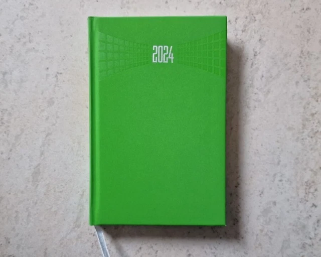 AGENDA VERDE MELA anno 2024 misura A6 11x17 cm, copertina morbida e pagine extra