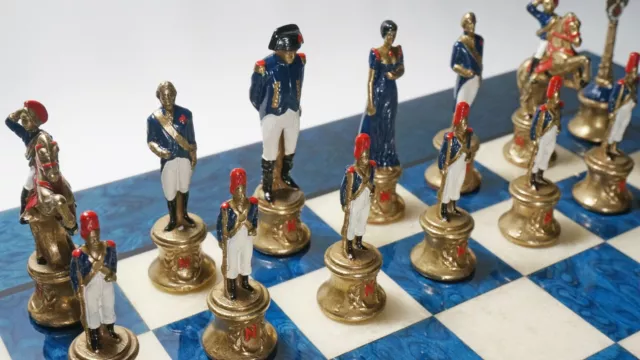 Napoleone in Russia: Pregiata scacchiera in radica con pezzi dipinti a mano