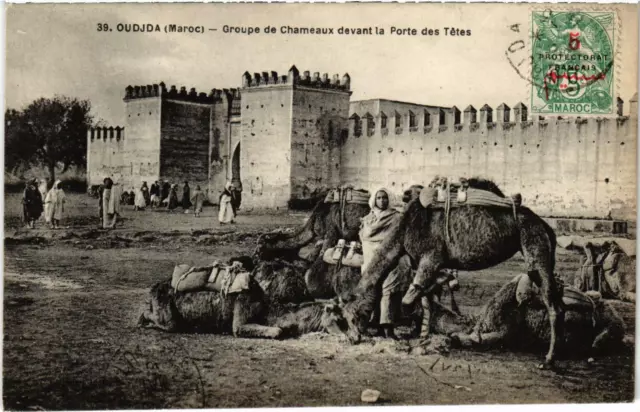 CPA AK MAROC OUDJDA - Groupe de Chameaux devant la Porte des Tetes (92701)