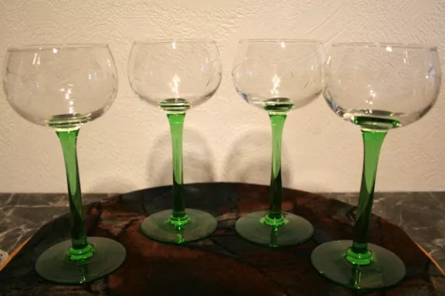 lot de 4 anciens verres à vin d'Alsace, pied vert, verre gravé grappes de raisin