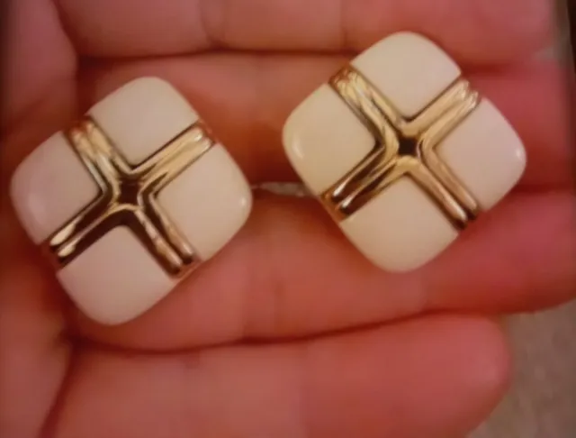 Trifari Lovely Cream Enamel And Gold Tone Square Clip On Earings.vgc