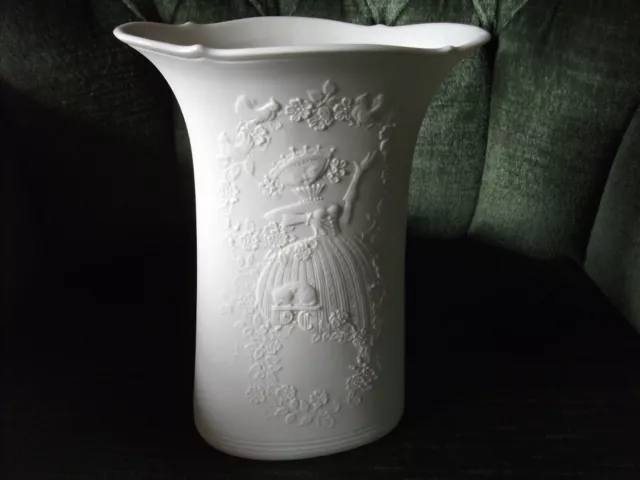 AK Kaiser Bisquit- Porzellan Vase Weiß Nr.627 oval Tischvase Relief Dornröschen?