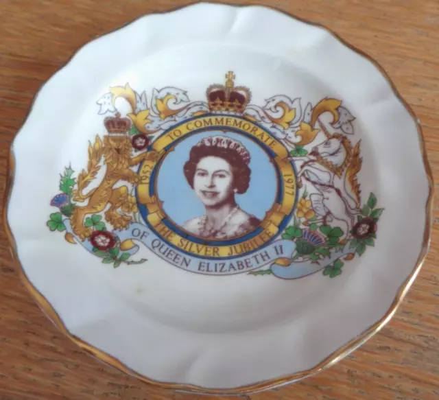Collectable Vintage Queen Elizabeth II Silver Jubilee 1977 Pin Dish