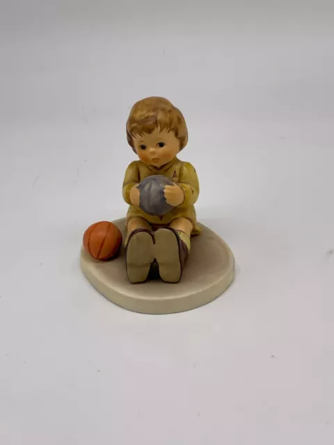 HUMMEL FIGUR HUM 632 ICH SPIEL GERN BALL HÖHE 9cm GOEBEL FIGUR AUS KERAMIK