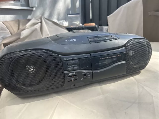 Sanyo AM/FM/CD Cassette Recorder  Vintage 1992. Works Great.