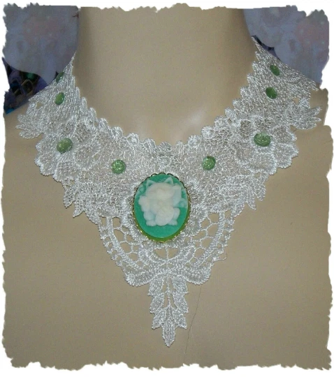 Collier Victorien En Dentelle Verte Avec Camée, Strass Et Perle Goutte Baroque – Élégance Rétro