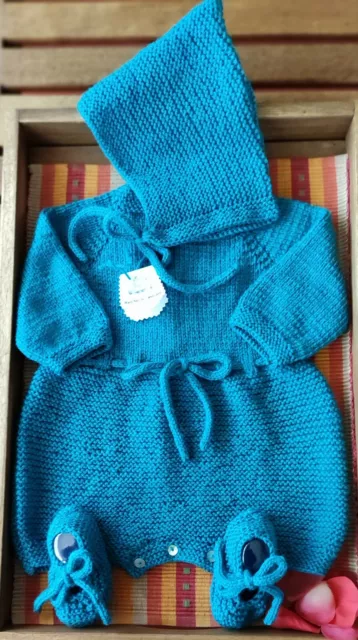 Conjunto punto para bebé pelele, capota duende y patucos. 6- 12 m. Hecho a mano