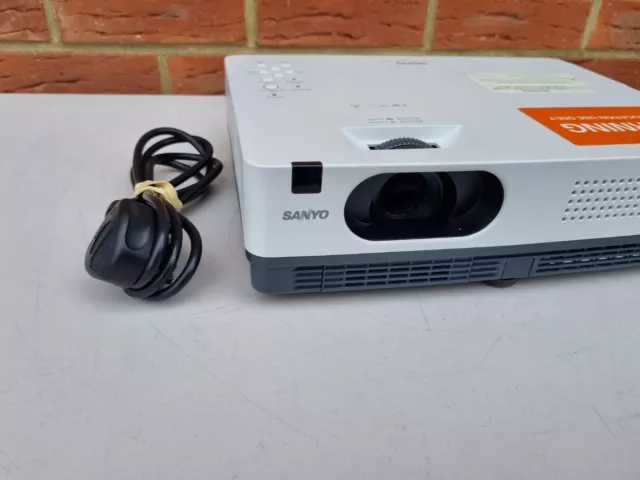 Sanyo PLC-XE34 LCD Display Projector. Sanyo LCD Display PLC-XE34 1500 Lumens 2