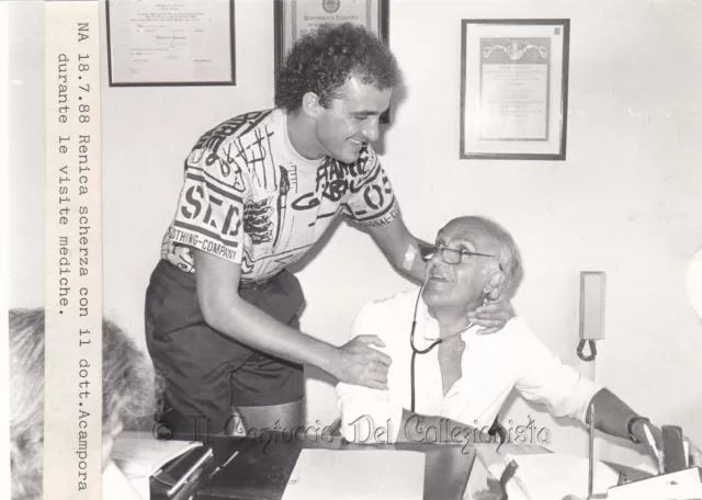 Alessandro Renica con il dottore Acampora Napoli 1988 Press foto Calcio