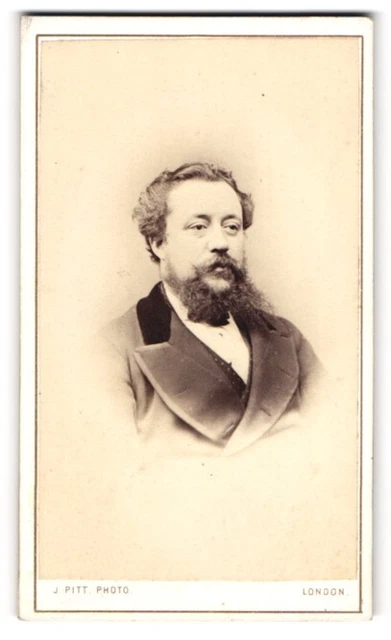 Fotografie J. Pitt, London, 215, Bethnal Green Road, Elegant gekleideter Herr m